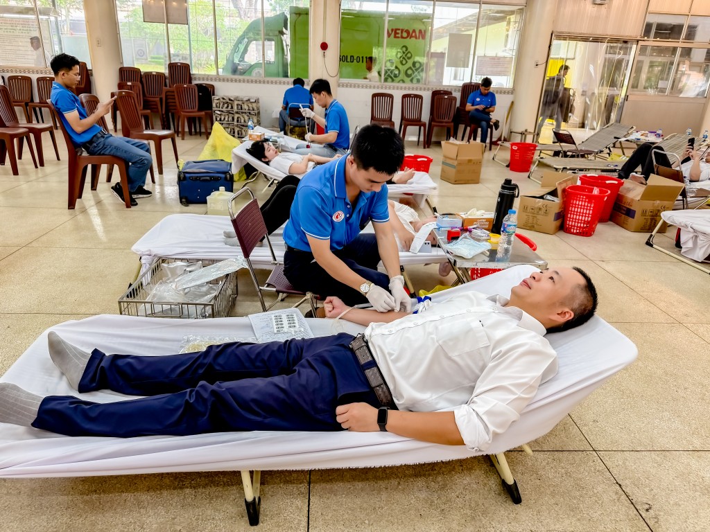 Ông Kao Chien Chih (bộ phận K3) cùng tham gia hiến máu nhân đạo