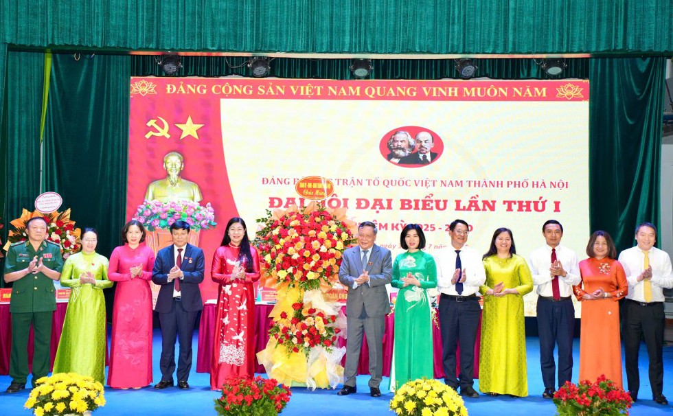 Lãnh đạo TP Hà Nội tặng hoa chúc mừng Đại hội