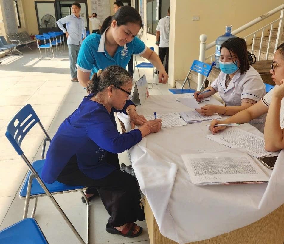 Tại xã Chuyên Mỹ, Hội Liên hiệp Phụ nữ xã đã phối hợp cùng Đoàn TNCS Hồ Chí Minh xã, hỗ trợ lực lượng UBND xã Chuyên Mỹ trong chương trình khám bệnh, tư vấn sức khỏe và cấp phát thuốc miễn phí cho 380 gia đình chính sách