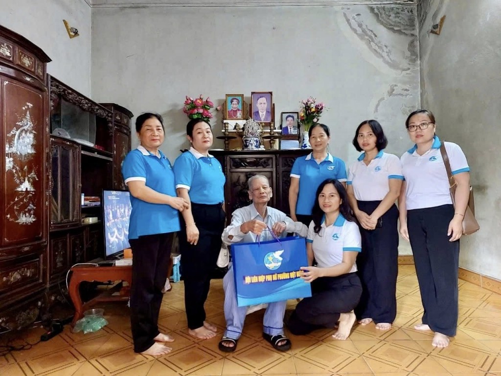 Cán bộ Hội LHPN phường Việt Hưng thăm, tặng quà gia đình chính sách