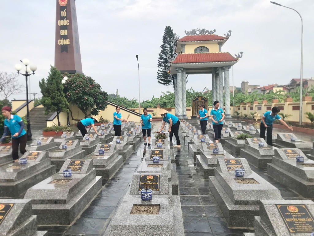Cán bộ, hội viên phụ nữ xã Thư Lâm thắp nến tri ân, chỉnh trang nghĩa trang liệt sĩ