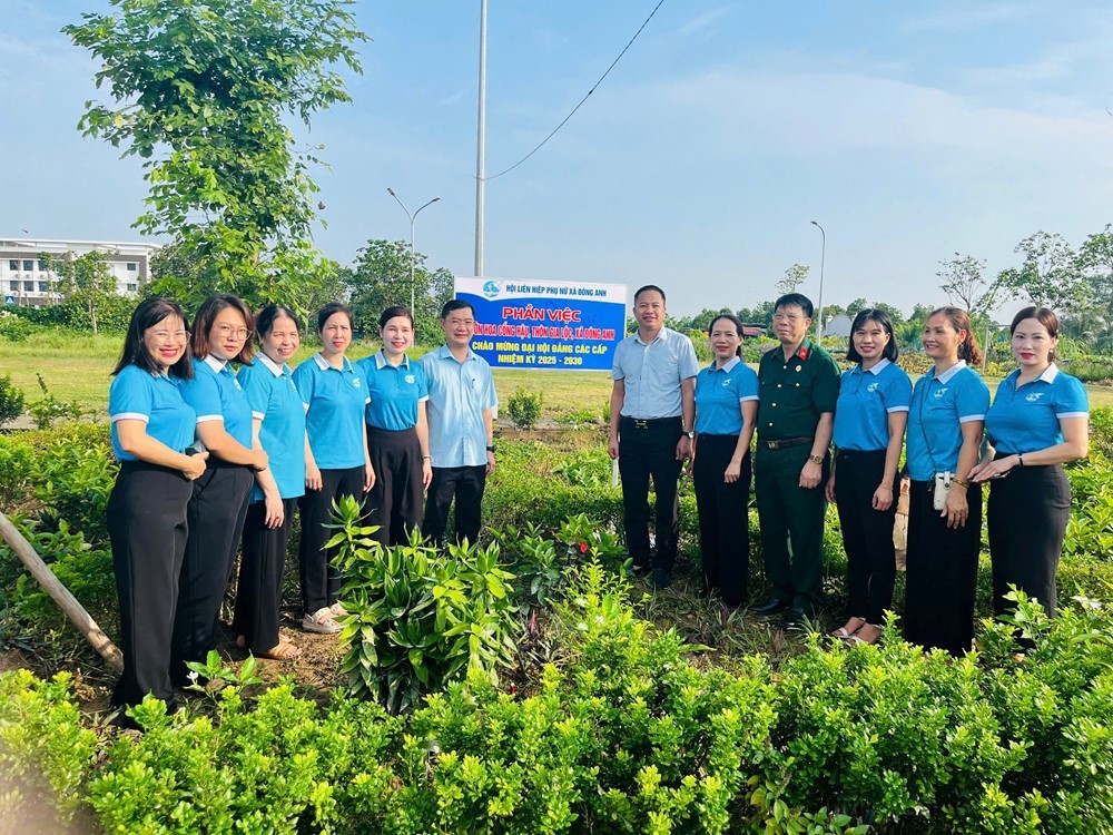 Phụ nữ xã Đông Anh: Gắn biển phần việc chào mừng Đại hội Đảng các cấp