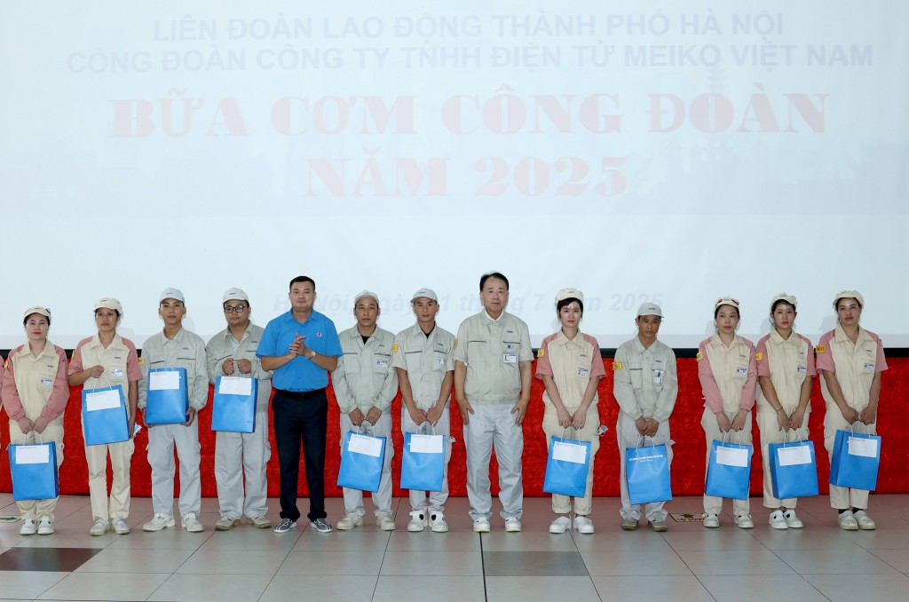 Tổ chức “Bữa cơm Công đoàn” cho 5.600 đoàn viên, người lao động