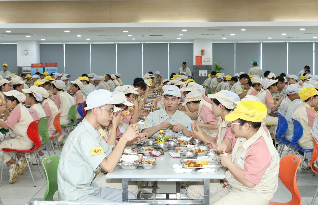 Tổ chức “Bữa cơm Công đoàn” cho 5.600 đoàn viên, người lao động