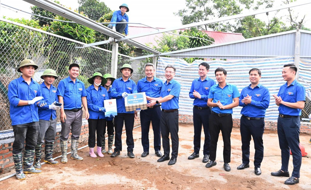 Bí thư Trung ương Đoàn trao quà tới đội thanh niên tình nguyện
