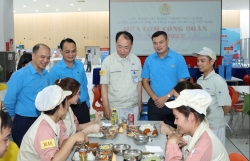 Tổ chức “Bữa cơm Công đoàn” cho 5.600 đoàn viên, người lao động