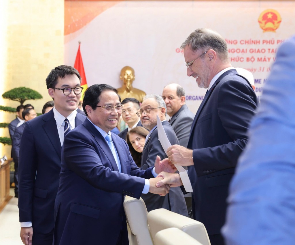 Thủ tướng Phạm Minh Chính chủ trì gặp mặt Đoàn Ngoại giao tại Việt Nam để thông tin về sắp xếp tổ chức bộ máy, đơn vị hành chính và tổ chức chính quyền địa phương 2 cấp của Việt Nam - Ảnh: VGP/Nhật Bắc
