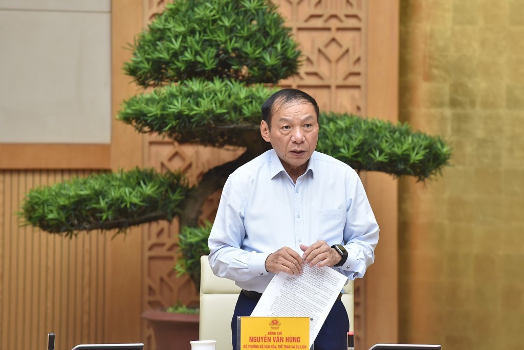 Bộ trưởng Bộ Văn hóa, Thể thao và Du lịch Nguyễn Văn Hùng phát biểu tại phiên họp - Ảnh: VGP/Giang Thanh