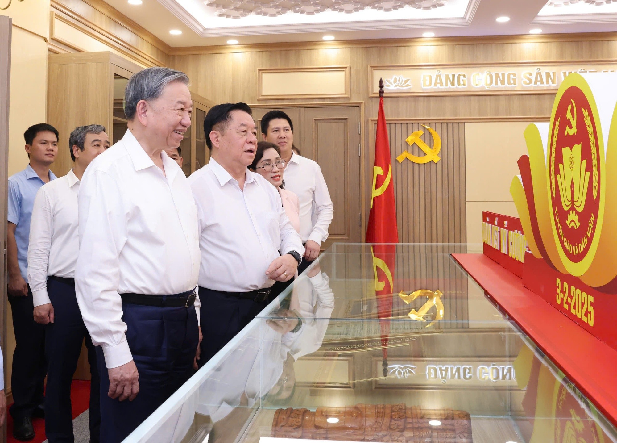 Tổng Bí thư Tô Lâm tham quan Phòng Truyền thống của Ban Tuyên giáo và Dân vận Trung ương