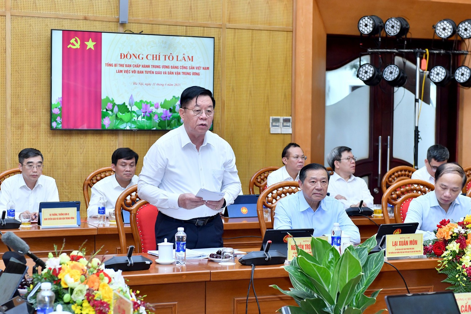 Trưởng Ban Tuyên giáo và Dân vận Trung ương Nguyễn Trọng Nghĩa phát biểu tại buổi làm việc