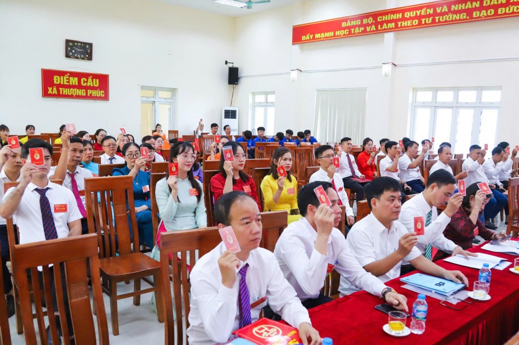 Các đại biểu thông qua phương hướng, nhiệm vụ của Đảng bộ các cơ quan Đảng xã Thượng Phúc nhiệm kỳ 2025-2030