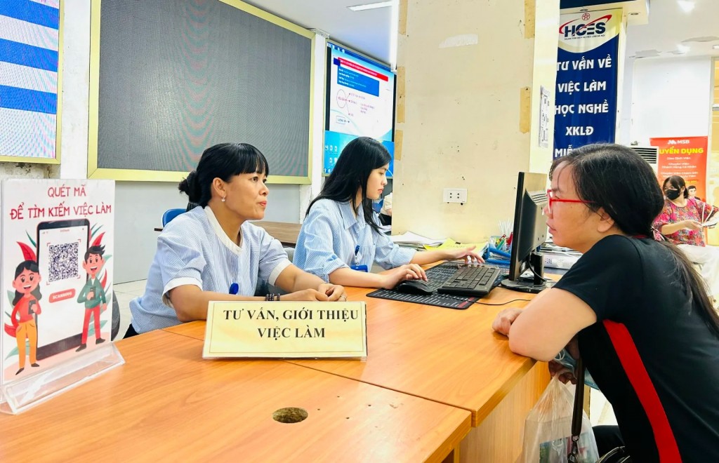 Người lao động được cán bộ Trung tâm Dịch vụ việc làm Hà Nội tư vấn, giới thiệu việc làm (Ảnh: Trần Oanh)