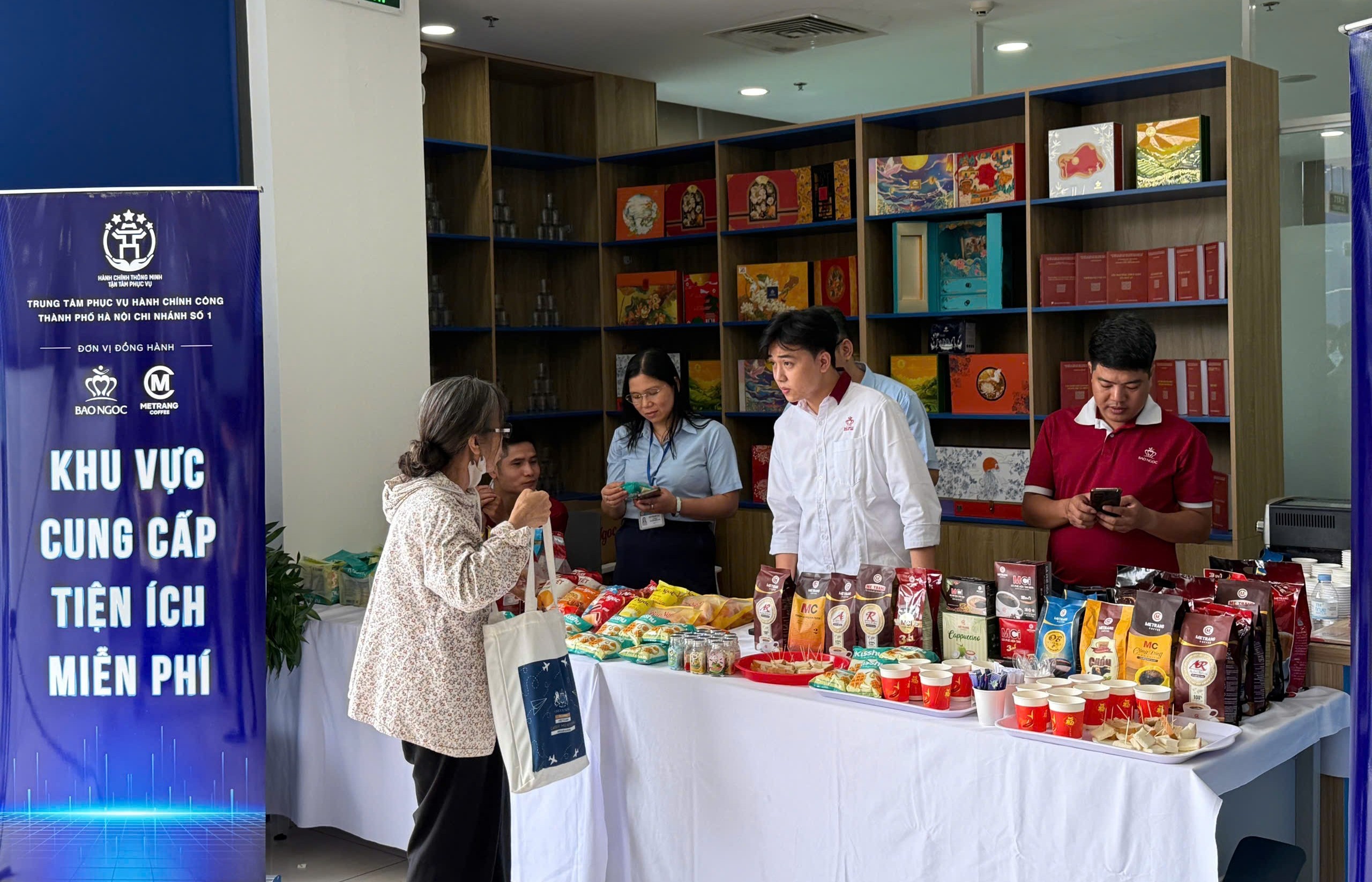 Người dân làm TTHC vui, bất ngờ khi được mời trà bánh miễn phí