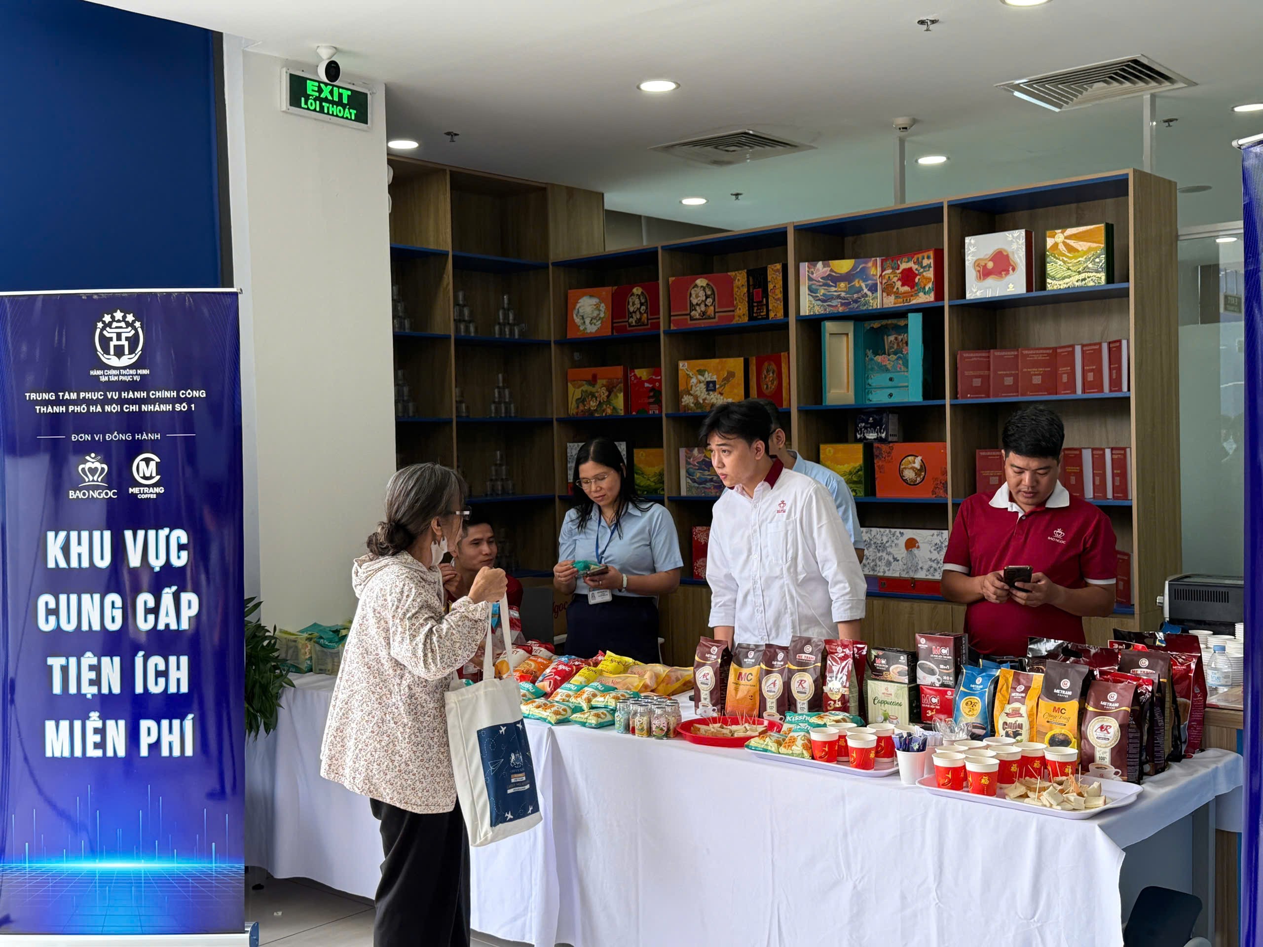 Người dân làm TTHC vui, bất ngờ khi được mời trà bánh miễn phí