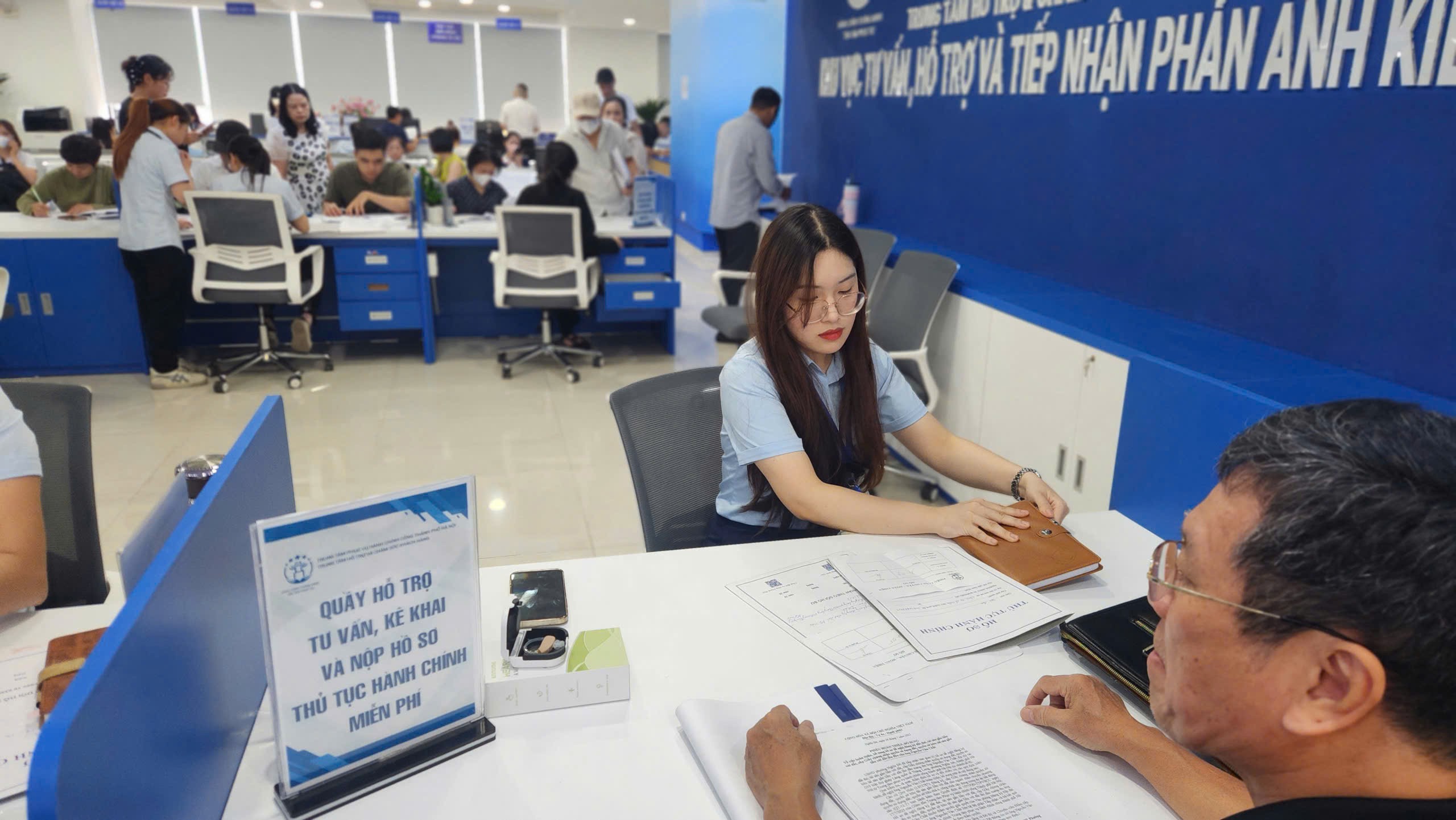 Người dân làm TTHC vui, bất ngờ khi được mời trà bánh miễn phí