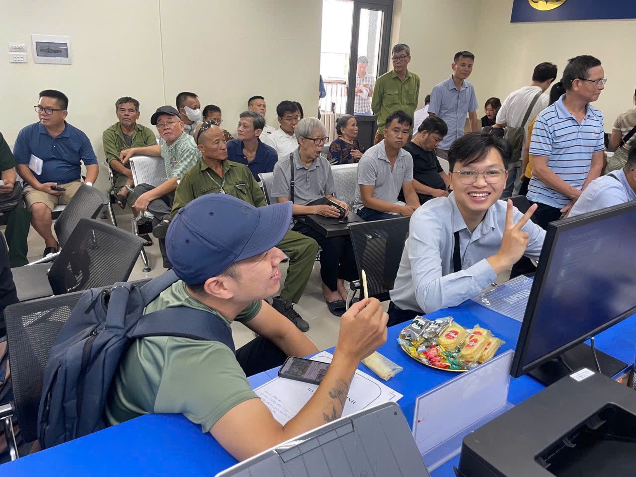 Người dân làm TTHC vui, bất ngờ khi được mời trà bánh miễn phí