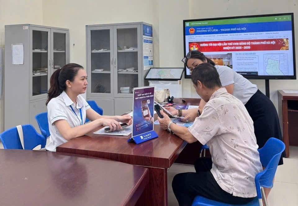 Người dân làm TTHC vui, bất ngờ khi được mời trà bánh miễn phí