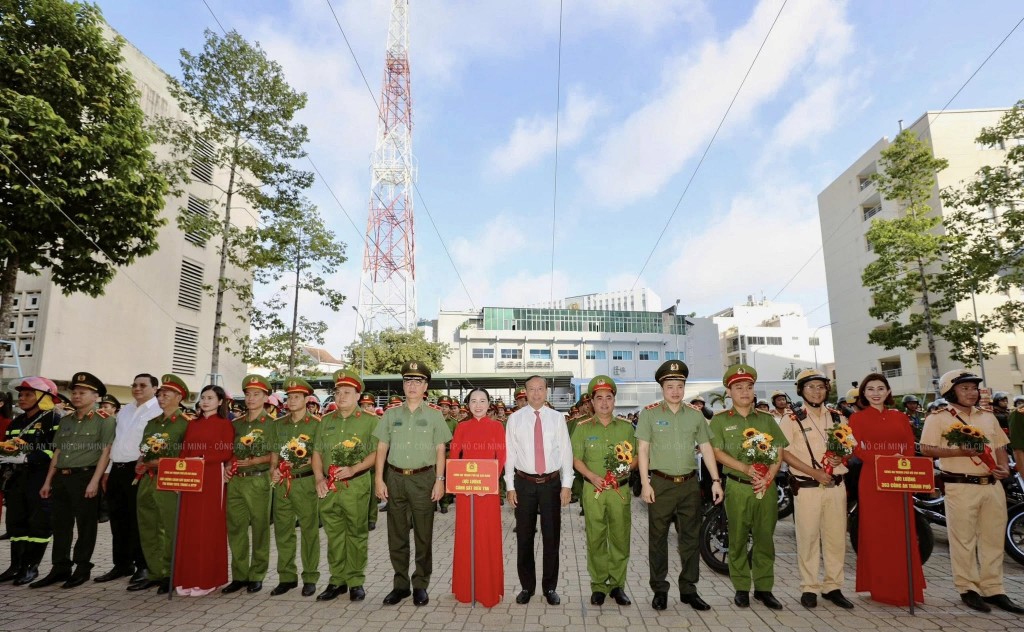 Lãnh đạo TP Hồ Chí Minh và Ban Giám đốc Công an TP Hồ Chí Minh tặng hoa cho các đơn vị (ảnh: CATP)