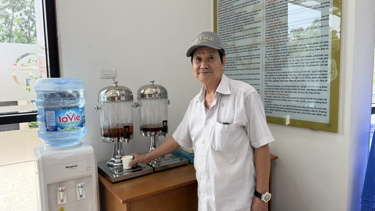 Người dân làm TTHC vui, bất ngờ khi được mời trà bánh miễn phí