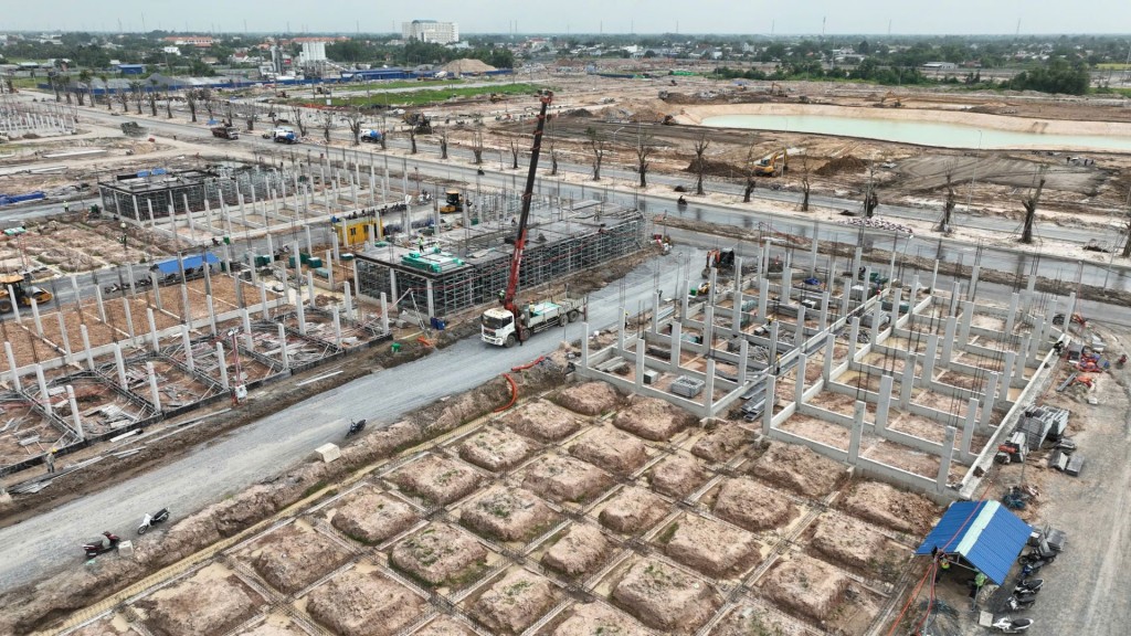 Trên công trường Vinhomes Green City, nhiều khu nhà đã được dựng móng, đóng cọc.