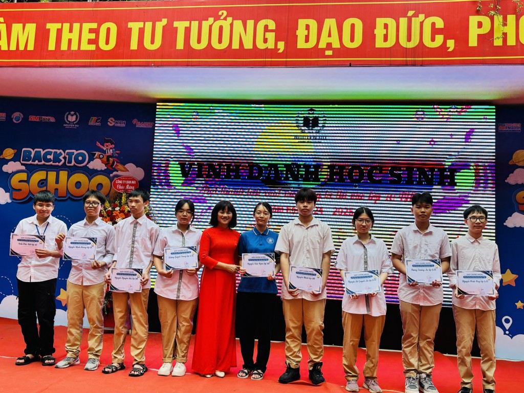 Ban Giám hiệu nhà trường vinh danh học sinh có thành tích xuất sắc