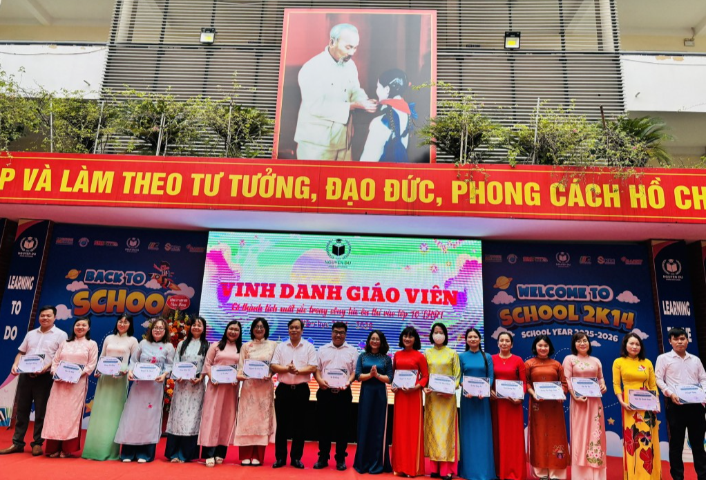Cũng dịp này, nhà trường khen thưởng 16 thầy cô, giáo có thành tích xuất sắc trong công tác ôn thi vào lớp 10