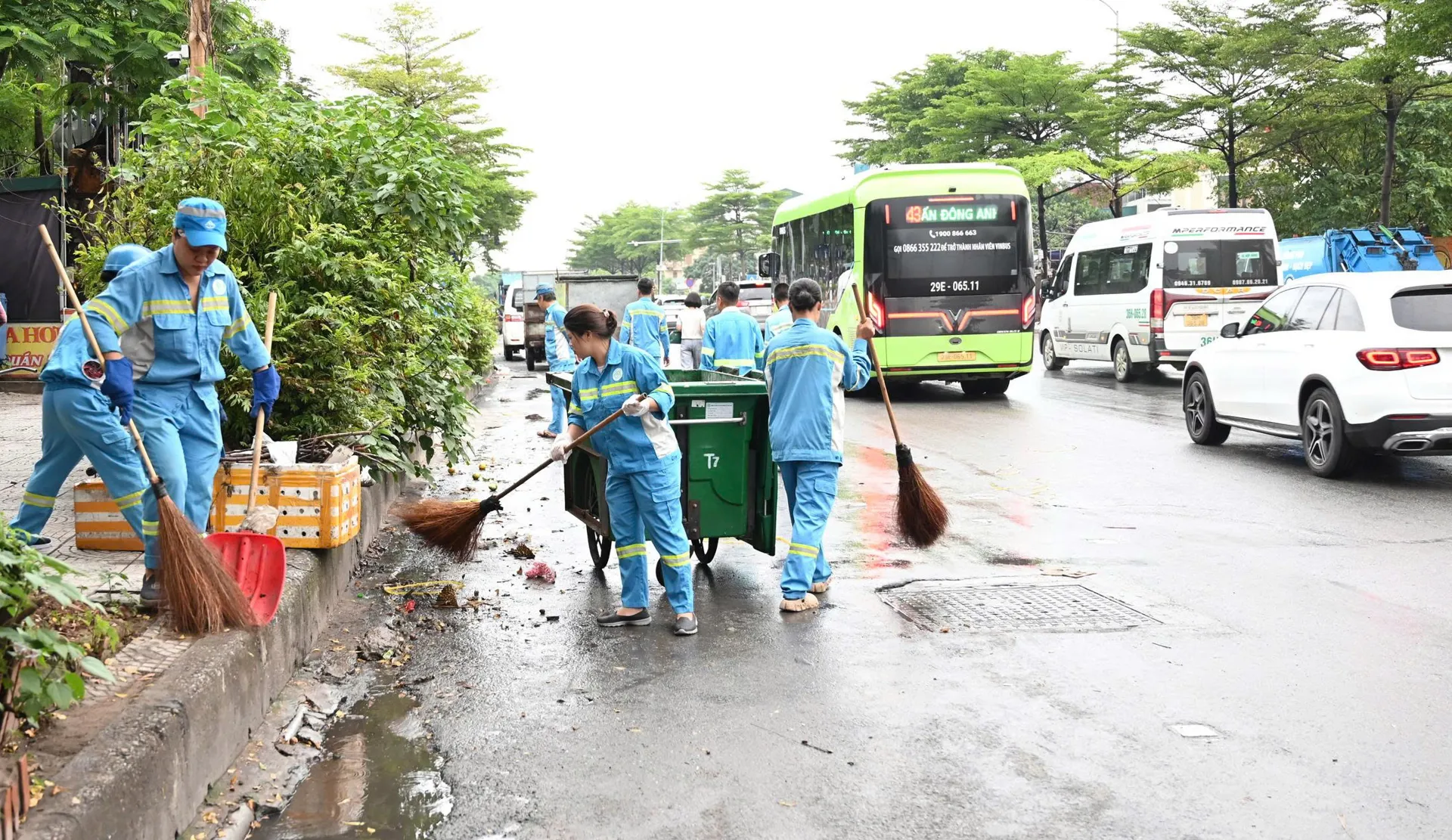Buổi ra quân có sự tham gia của hơn 50 cán bộ, công nhân trực tiếp và gián tiếp.