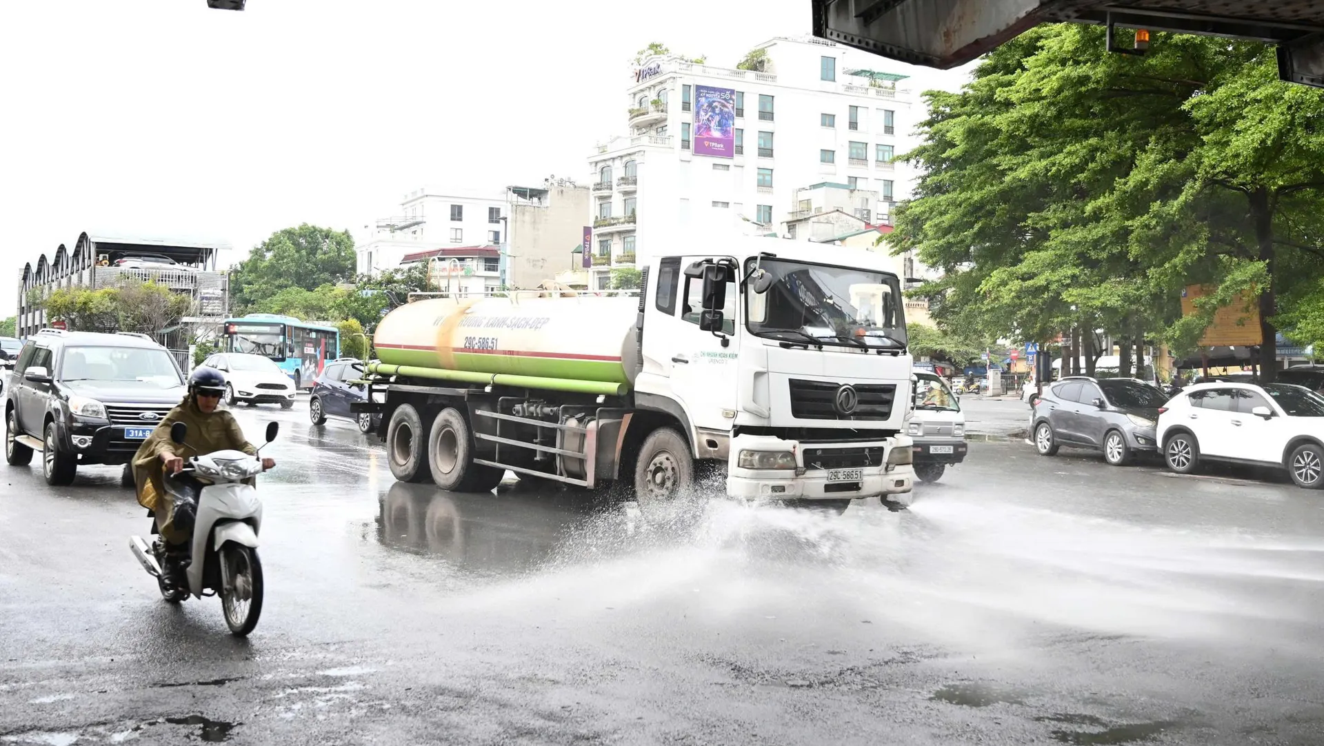 Sau khi dọn dẹp, lực lượng chức năng sẽ tiến hành rửa đường để đảm bảo vệ sinh môi trường trên các tuyến đường.