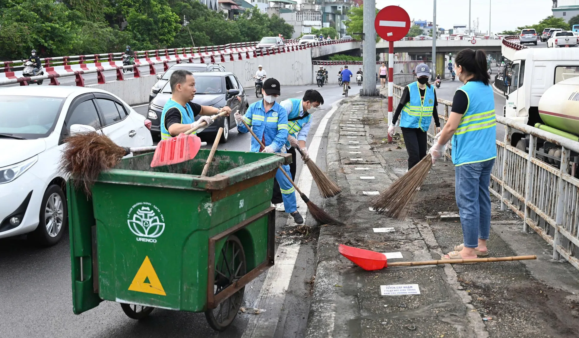 Công nhân Công ty TNHH MTV Môi trường Đô thị Hà Nội tổ chức ra quân