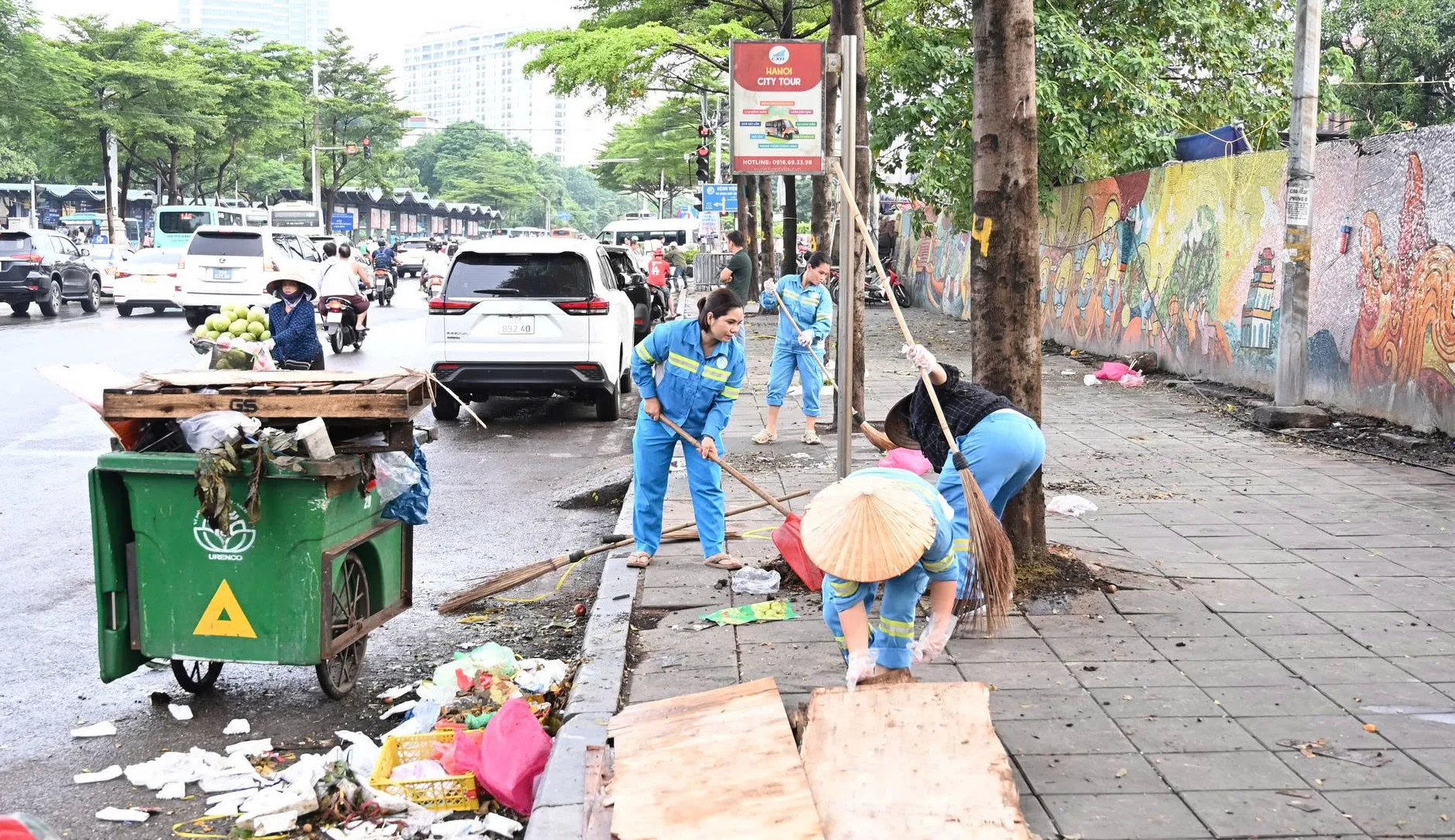 Lực lượng chức năng tổ chức thu gom rác thải dọc tuyến Yên Phụ.