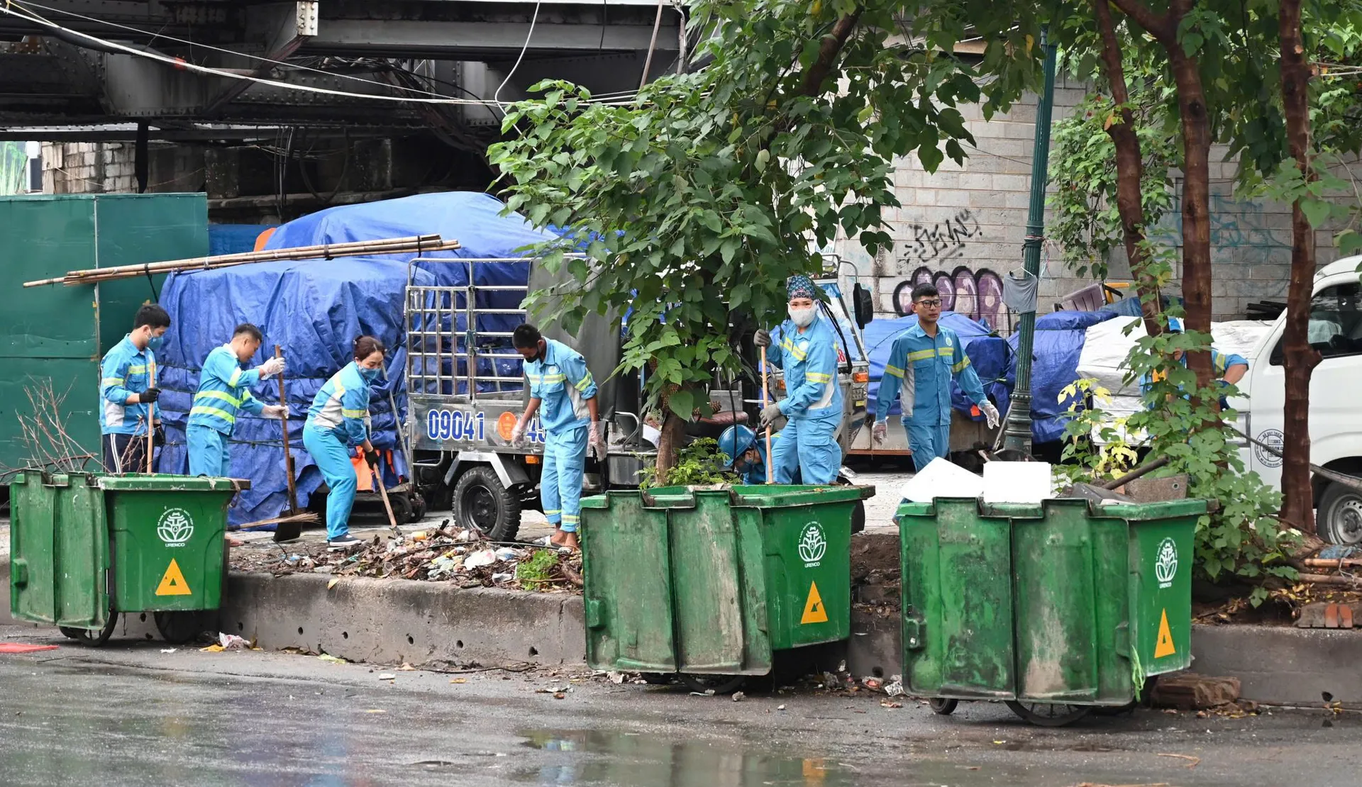 Các công nhân môi trường xoá bỏ các điểm đen về rác thải.