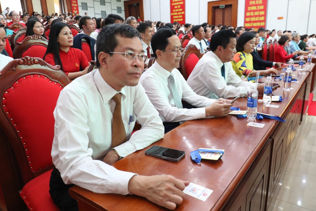Các đại biểu sử dụng thiết bị thông minh để nghiên cứu tài liệu thông qua các mã QR Code 