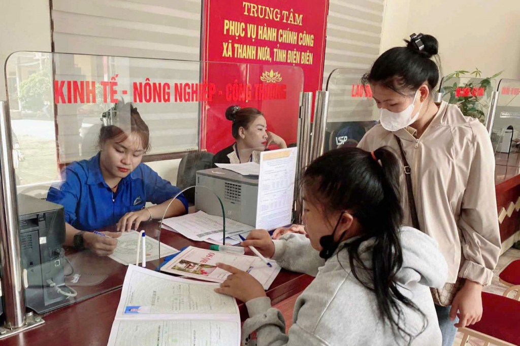n viên thanh niên hỗ trợ tại Trung tâm Phục vụ hành chính công xã Thanh Nưa, tỉnh Điện Biên.