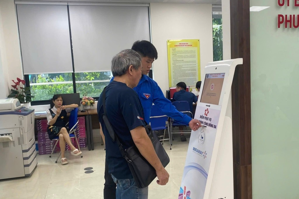 Thanh niên các địa phương tiên phong hỗ trợ người dân khi đến làm thủ tục hành chính 