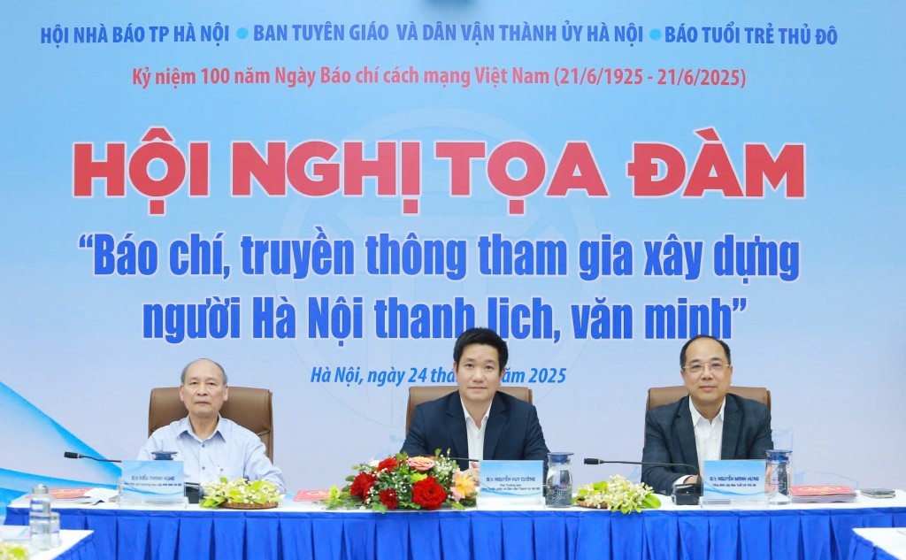 Các đồng chí Nguyễn Huy Cường, Phó Trưởng ban Tuyên giáo và Dân vận Thành ủy Hà Nội; Nhà báo Kiều Thanh Hùng, Phó Chủ tịch Thường trực Hội Nhà báo Hà Nội; Nhà báo Nguyễn Mạnh Hưng, Tổng Biên tập báo Tuổi trẻ Thủ đô chủ trì tọa đàm