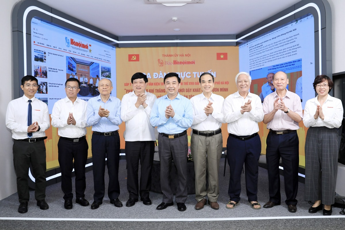 Các đại biểu chụp ảnh lưu niệm. Ảnh: Quang Thái