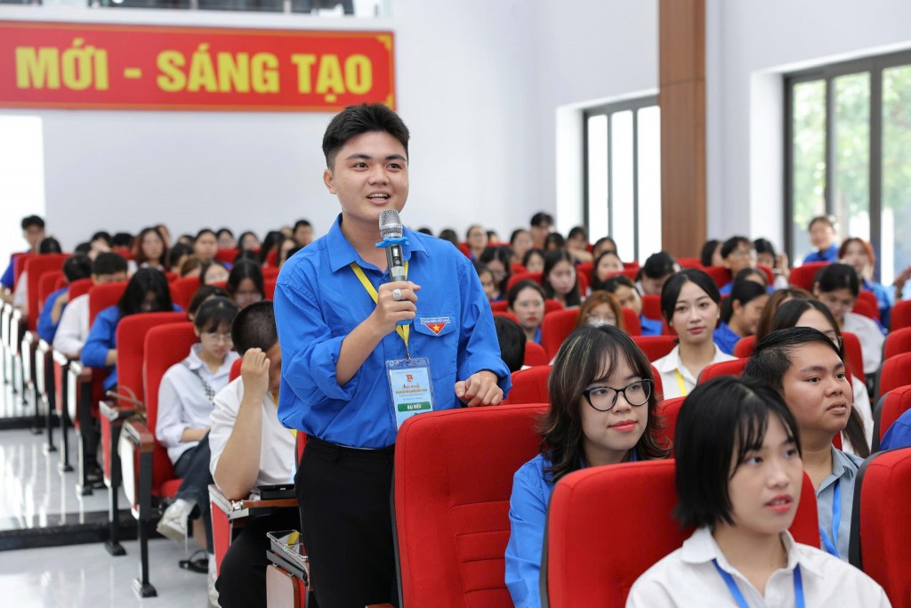 Đoàn viên thanh niên chia sẻ tại chương trình