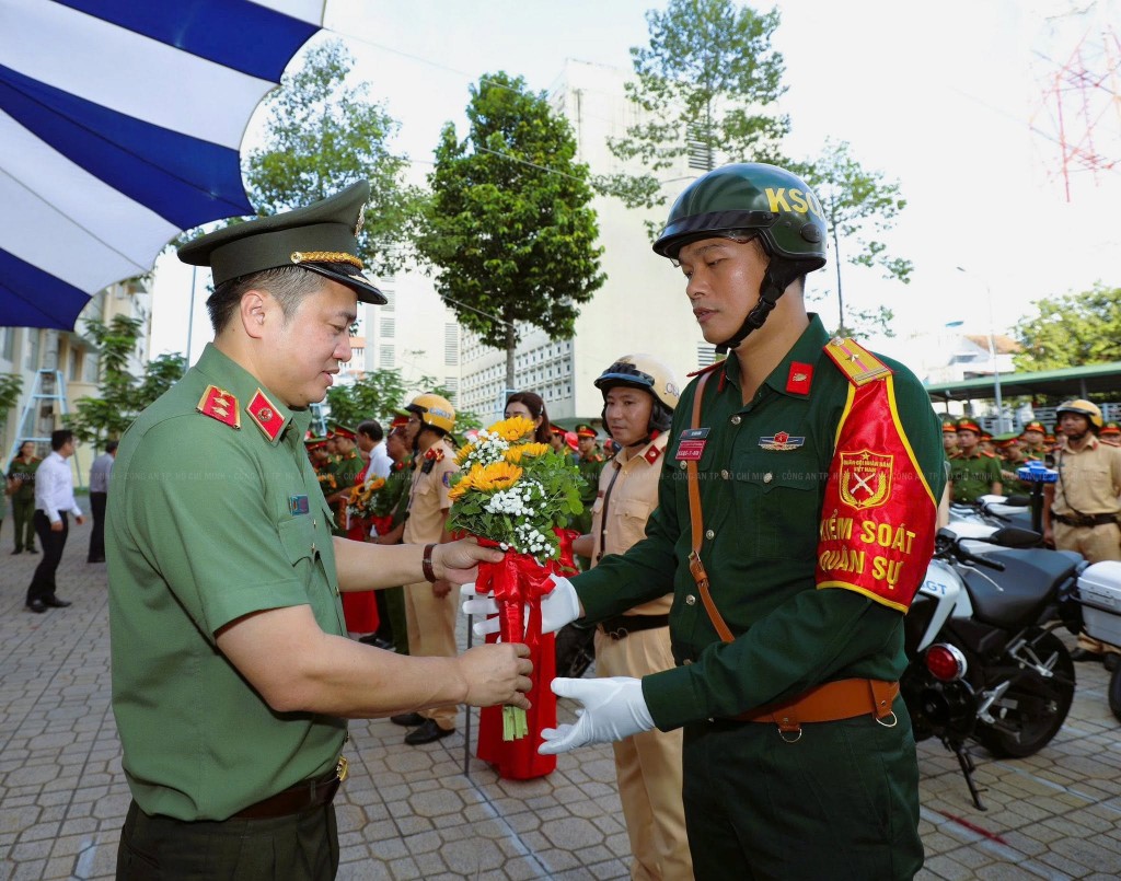 Trung tướng Mai Hoàng tặng hoa cho lực lượng Kiểm soát quân sự tại buổi lễ (ảnh: CATP)