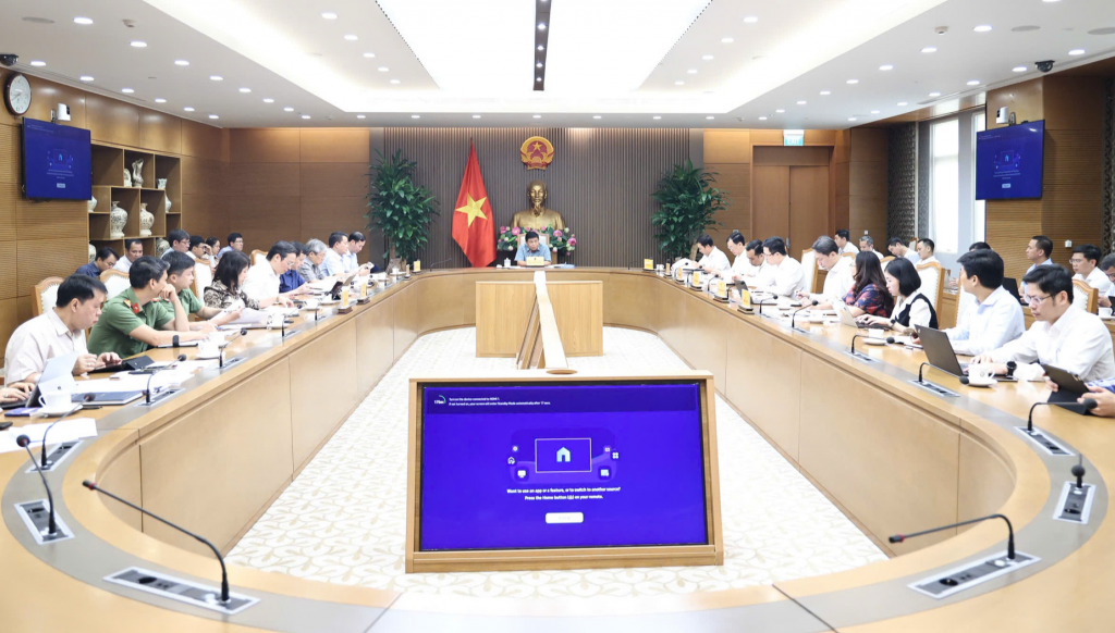 Phó Thủ tướng chỉ đạo, các bộ, ngành, địa phương phải triển khai ngay báo cáo về tình hình thực hiện các nhiệm vụ được giao và nêu rõ vướng mắc, đặc biệt, phải cam kết về tiến độ và đề xuất, kiến nghị giải pháp, gửi Bộ Khoa học và Công nghệ và Văn phòng Chính phủ trước ngày 5/8/2025 - Ảnh: VGP/Tuấn Dũng