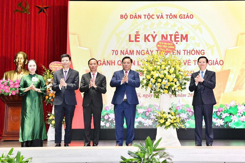 Phó Thủ tướng tặng hoa chúc mừng Ban Tôn giáo Chính phủ - Ảnh: VGP/Giang Thanh