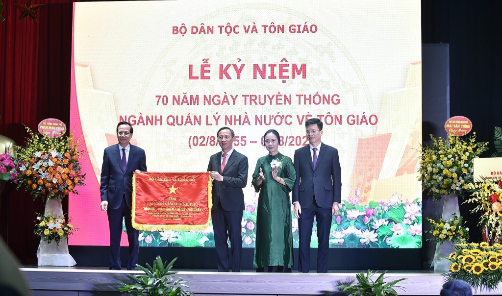 Bộ trưởng Bộ Dân tộc và Tôn giáo Đào Ngọc Dung tặng cờ của Bộ cho Ban Tôn giáo Chính phủ - Ảnh: VGP/Giang Thanh