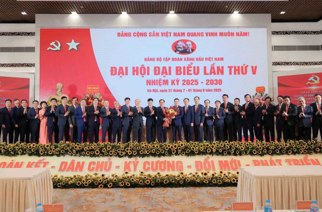 Phó Thủ tướng tặng hoa chúc mừng Ban Chấp hành Đảng bộ Petrolimex nhiệm kỳ 2025-2030 - Ảnh: VGP/Hải Minh