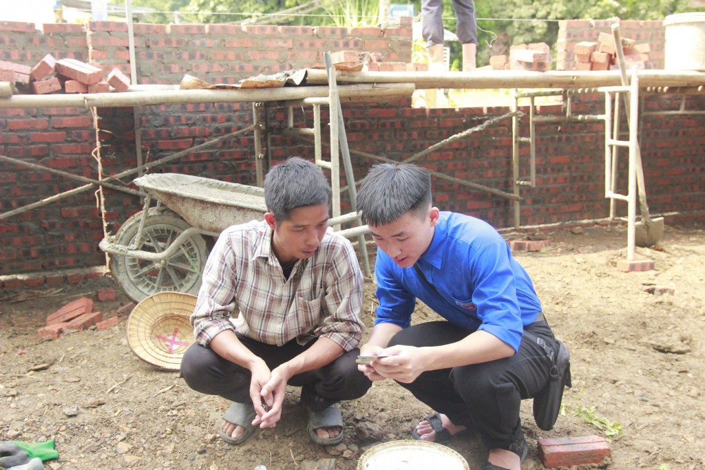 Sinh viên tận tuỵ hướng dẫn người dân chuyển đổi số