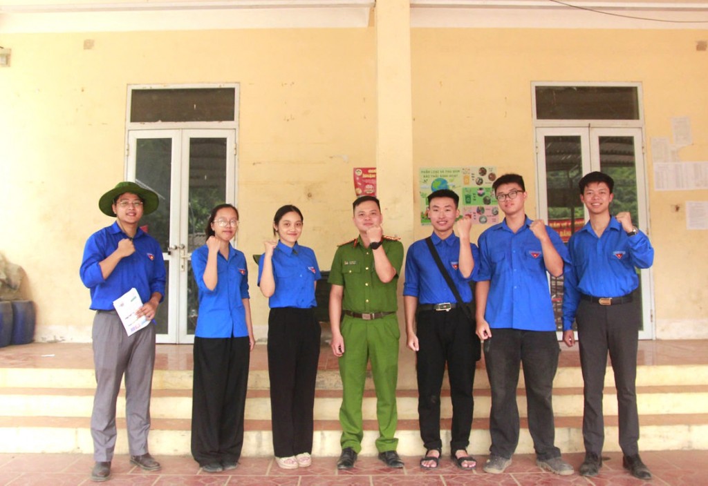 Các bạn sinh viên Học viện Tài chính tình nguyện