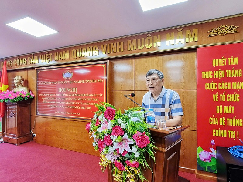 PGS, TS Đặng Bá Minh - Nguyên Chủ nhiệm khoa Lịch sử Đảng, Học viện Chính trị Quân sự phát biểu đóng góp ý kiến vào dự thảo các Văn kiện Đại hội