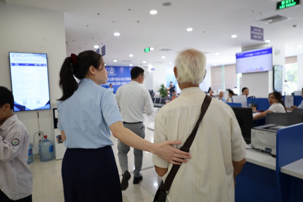 Người cao tuổi được nhân viên Trung tâm hỗ trợ tận tình