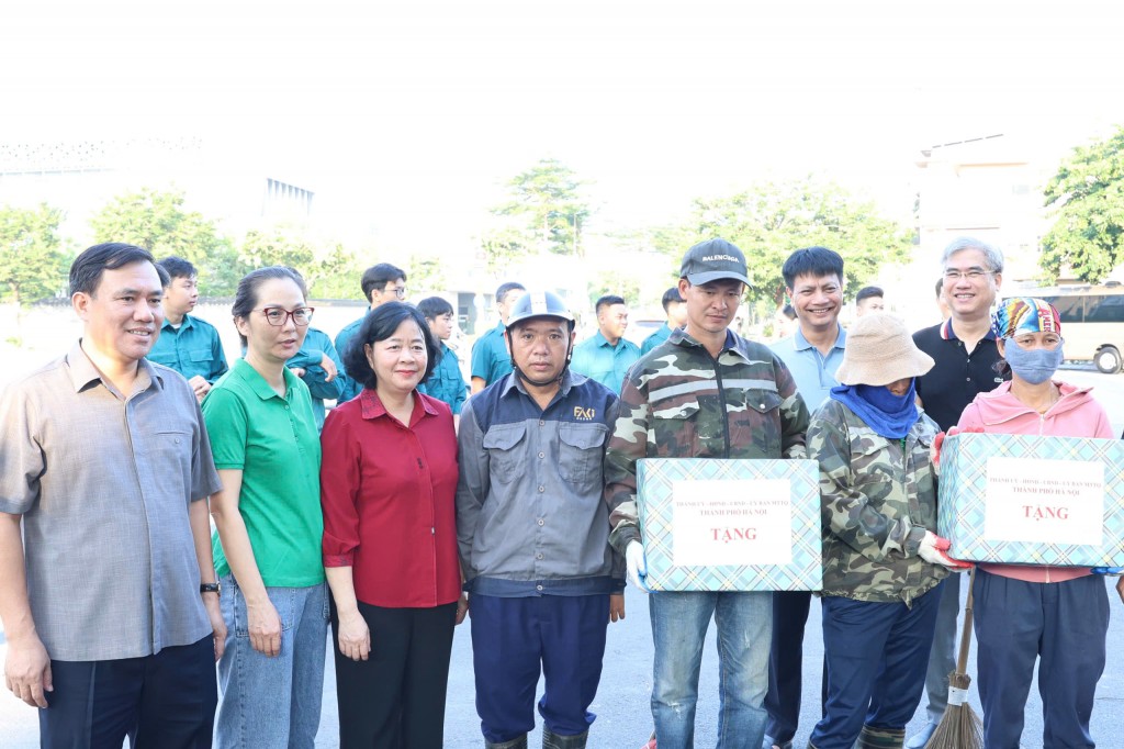 Bí thư Thành ủy Hà Nội Bùi Thị Minh Hoài tặng quà, động viên lực lượng tham gia dọn vệ sinh môi trường tại phường Xuân Đỉnh.