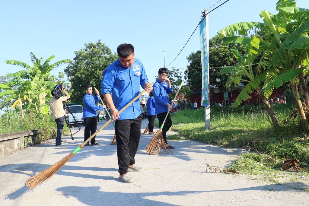 Phó Bí thư Thường thực Thành ủy Hà Nội chung tay tổng vệ sinh môi trường