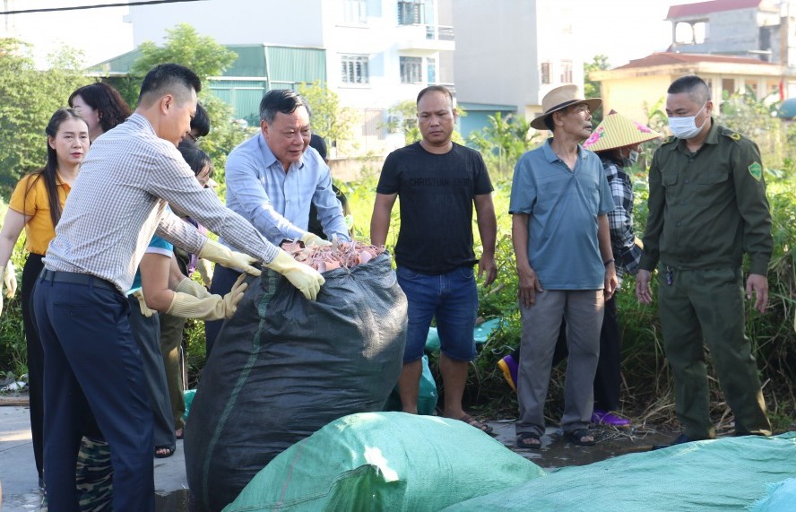 Phó Bí thư Thường thực Thành ủy Hà Nội chung tay tổng vệ sinh môi trường