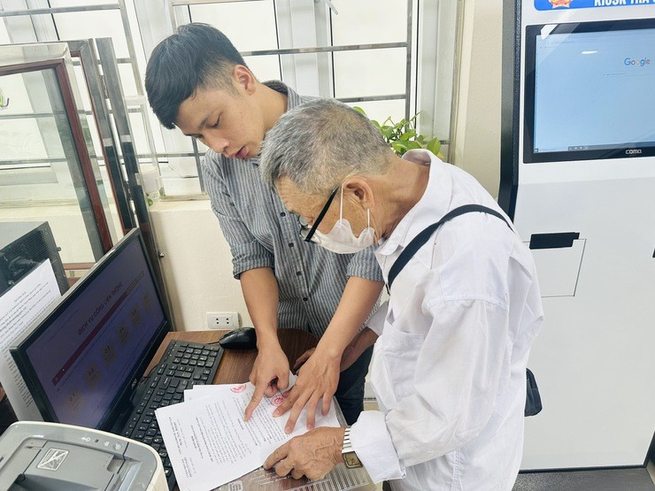 Cán bộ trẻ hỗ trợ người dân giải quyết thủ tục hành chính